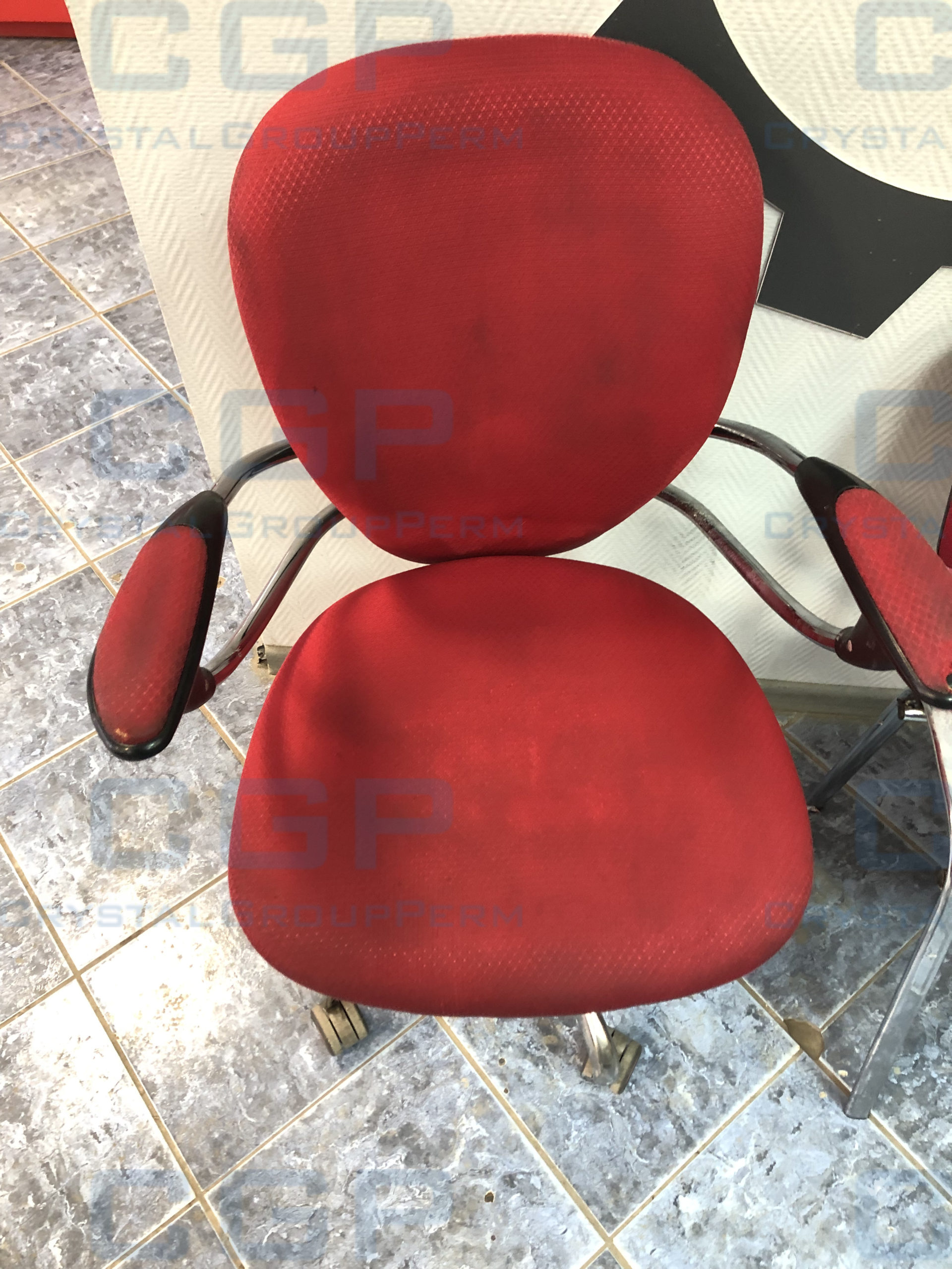 Красное кресло после химчистки